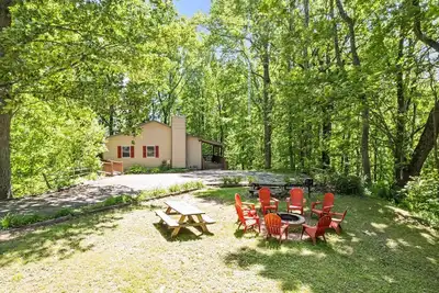 Image de Secluded 4 Bedroom with Hot Tub. 5 minutes to town. Mc friendly and accessible!
