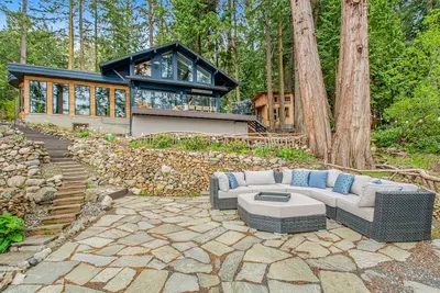 Image de Stylish waterfront oasis w/ hot tub, fiber optic internet, & entertainer's deck