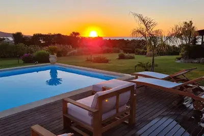 Villa with splendid sea view and swimming pool a stone's throw from the Golf