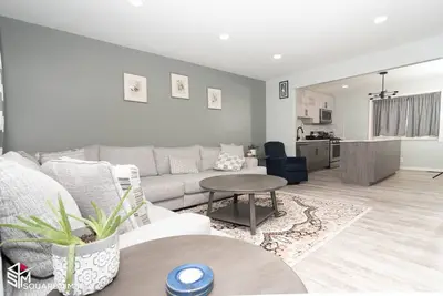 Image de Entire home, strategic location, everything within reach. Off i94 & Southfield.