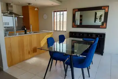 Image de Central, Stylish Apartment – Walk to Lake, Shops & Cafes