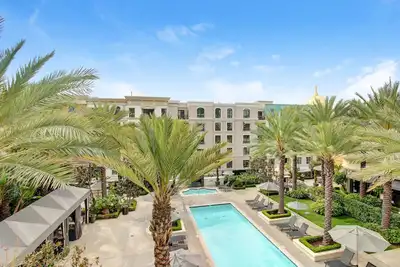 Image de 4th floor 2b/2bath with private balcony overlooking the pool at the Americana!
