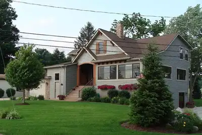 Image de Coldwater Lake Spacious Lake Drive Getaway