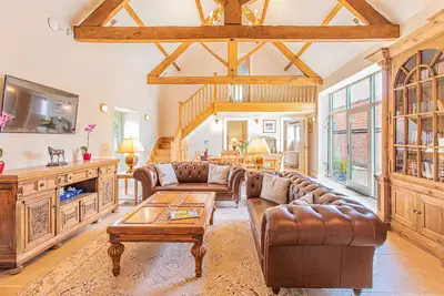 Image de Idyllic Cotswold Barn with Stunning Views, Designer-Chefs kitchen & Hot Tub Hire