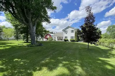 Image de The Farmhouse-Seneca/Keuka-HotTub-WineTrail-1850’s Farmhouse, Classic Red Barn-Big Rooms-Pets Ok
