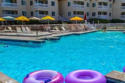 Image de Beachfront, sleeps up to 6. Indoor & outdoor pool & slide, large deck, putt putt