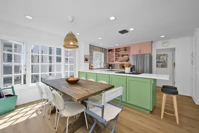 Image de Trendy 3 Bedroom Home with Parking Steps to Beach