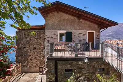 Appartement dans une maison de vacances avec Wifi, climatisation, Tv, patio, animaux admis, parking