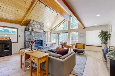 Image de Luxe lodge on the Tahoe Donner Golf Course near skiing, lake & rec center