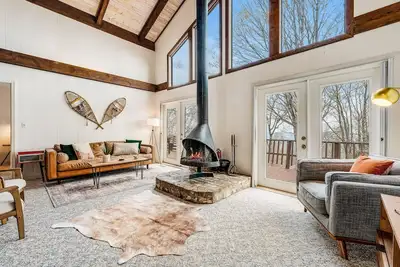 Image de Ski chalet-inspired getaway with mountain views & wood-burning fireplace