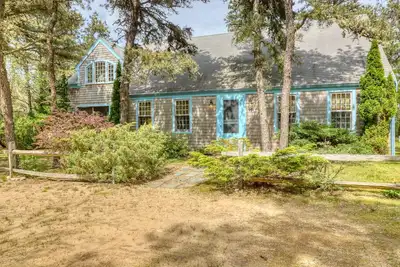 Image de Charming home set on private lot with WiFi, sunroom, W/D, & great location