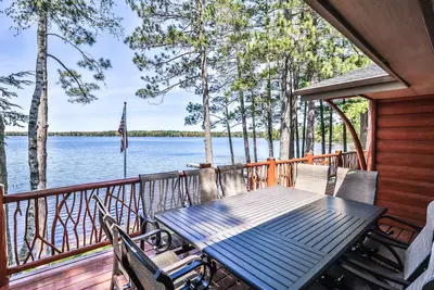 Image de Stunning lakefront house with kayaks, paddleboard & washer\/dryer