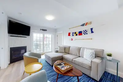 Image de Dreamy ocean-view perch with furnished balcony & beach access - dog-friendly