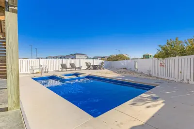 Image de Private Saltwater Pool (Heating Optional), With Excellent Ocean Views Only 2 Blocks From the Beach