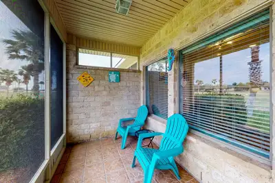 Image de Inviting dog-friendly getaway with screened sunroom, pool, pickleball, & tennis