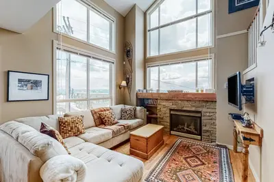 Image de Sunlit townhouse with mountain view, private hot tub & fireplace - walk to lifts