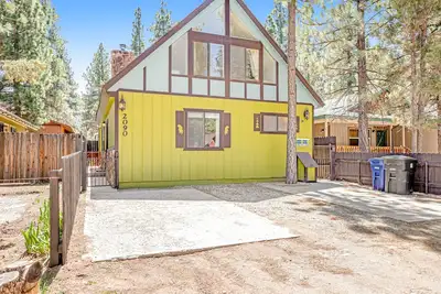 Image de Classy home with hot tub, tiered decks, firepit, fenced yard & 2 dogs welcome
