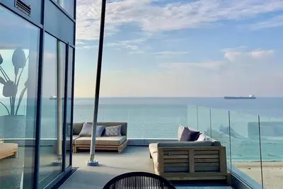 Image de Skyfall is a 3 bedroom, duplex, penthouse apartment above Gyllyngvase beach