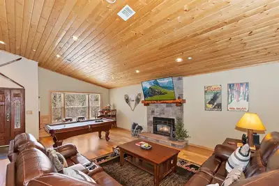 Image de North Shore Retreat by Destination Big Bear: Close to the Ski Resorts & Lake! Pool Table! Outdoor Fire Pit! Hot Tub!