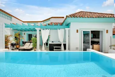 Villa de vacances 'Orange Light avec piscine privée' avec vue sur la mer, Wi-Fi et climatisation