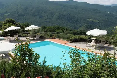 Image de Agriturismo « Harmonie Universelle - Balestruccio » avec vue montagne et piscine commune