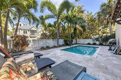 Image de Whispering Winds by Beach Boutique Rentals
