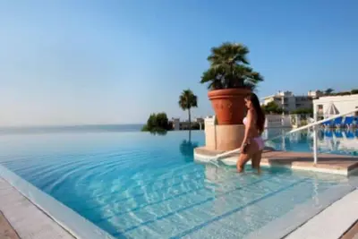 Image de Villa Francia, une chambre avec terrasse et piscine