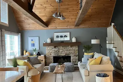 Image de Gorgeous lakefront 4 br\/3. 5 ba home with firepit, boat&jetski dock sleeps 12