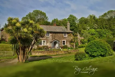 Image de Historical Cottage with Castle Wall Entrance Gates and Victorian Walled Gardens