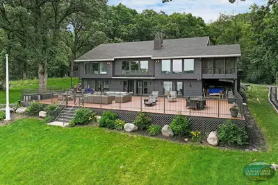 Image de Casa Del Sol -Premium Lakefront Getaway |Massive Water-Facing Deck |Boat Dock |Deluxe Bar & Rec Room