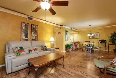 Image de Beachside Cozy Condo with Tropical Pool & All the Modern Touches