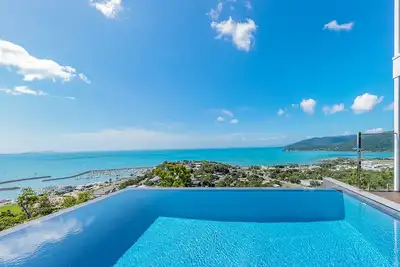 Image de Relax in style as you overlook the Coral Sea and Whitsunday Islands beyond
