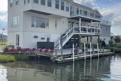 Image de Sandy Feet Retreat-Waterfront home - 5 mins to Lbi