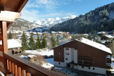 Image de 200m du centre station, 2ème étage, vue montagne, balcon, cheminée ou poêle à bois, parking