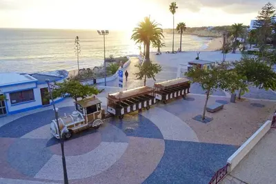Image de 3 bedroom apartment on the beach front with sea view in Armação de Pêra