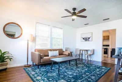 Image de Charming Riverside Retreat 1/1 - Near 5 Points #3