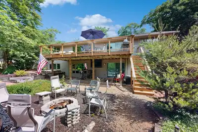 Image de Green side smart home with golf, beach/lake access, off-site dock & Ev charger