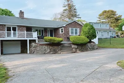 Image de Falmouth Heights renovated home, 1. 5 mi to beach