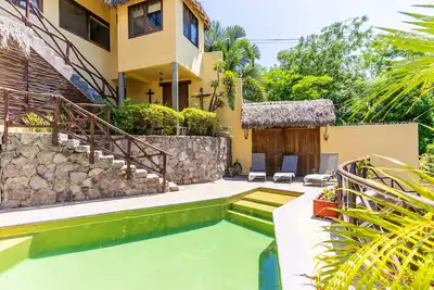 Image de Tropical 3-bed Villa with pool, close to town