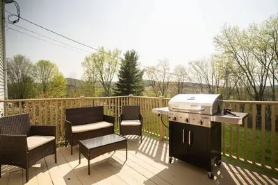 Image de 3 Br House: 10 min to Smugglers' Notch w/ Private Hot Tub