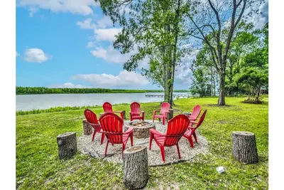 Image de Brandnew Modern Farmhouse w\/ Hot tub, Playground, Kayaks & Fire pits