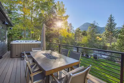 Image de Dreamy home on river, mountain views, steps from town.
