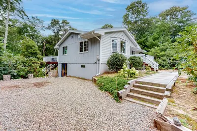Image de Fantastic retreat near the beach & trails with WiFi, furnished deck, & game room