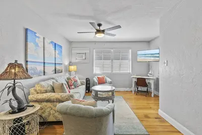 Image de Walk to the Beach, Shops, and Restaurants! Located On Flagler Avenue.