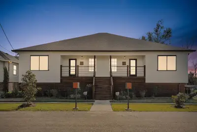 Image de 3bd/2ba with Bar & 24hr Security Patrol for Subdivision