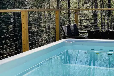 Image de Charming Cottage with Jacuzzi, Fire Pit and Access to Nearby Lakes!