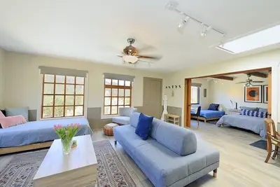 Image de 2 Miles to Canyon Road - Great Mountain Views - Monthly Rental