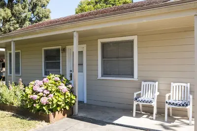 1 Bedroom Cottage Walking Distance to Down Town