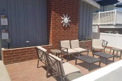Image de Generous patio-3 br below and 2 br above duplex! Half block to beach!