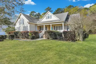 Image de Relaxing & spacious 4br home, fire pit & private fenced in backyard